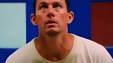 Roofman 2025 Channing Tatum Chemise graphique blanche portée par Jeffrey Manchester (Channing Tatum) dans Roofman