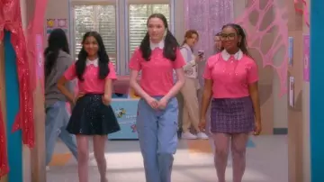 ASTR The Label Covina Minijupe en tweed à ourlet fendu portée par Shelly Sharp (J’adore Elizabeth) comme on le voit dans Electric Bloom (S01E10)