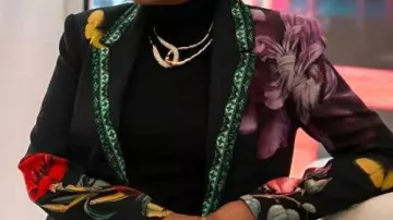 Abrigo con estampado de mariposas florales usado por Olivia (Debbi Morgan) en la serie de televisión Beauty In Black S02