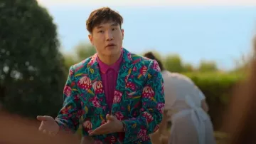 Blazer imprimé Mr Turk porté par Nicholas (Joel Kim Booster) comme on le voit dans Loot (S03E01)