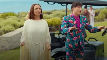 Short imprimé Mr Turk porté par Nicholas (Joel Kim Booster) comme on le voit dans Loot (S03E01)