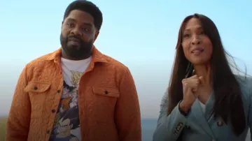 Bioworld Store Dragon Ball Z Anime T-Shirt porté par Howard (Ron Funches) comme on le voit dans Loot(S03E01)