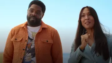 Bioworld Store Dragon Ball Z Anime T-Shirt porté par Howard (Ron Funches) comme on le voit dans Loot(S03E01)