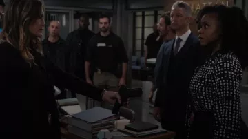 Calvin Klein Blouse en mousseline de soie à manches longues et à col noué portée par Renee Curry (Aimé Donna Kelly) comme on le voit dans Law & Order : Special Victims Unit (S27E01)