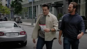 Sweat à capuche Faherty Slub Cotton porté par Terry Bruno (Kevin Kane) tel qu’on le voit dans Law & Order : Special Victims Unit (S27E02)