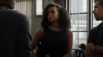 Camiseta sin mangas de punto con punta de París de Karl Lagerfeld usada por Renee Curry (Aimé Donna Kelly) como se ve en Ley y orden: Unidad de víctimas especiales (S27E02)