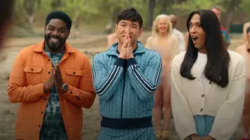 Veste de survêtement zippée Lacoste Paris portée par Nicholas (Joel Kim Booster) comme on le voit dans Loot (S03E01)