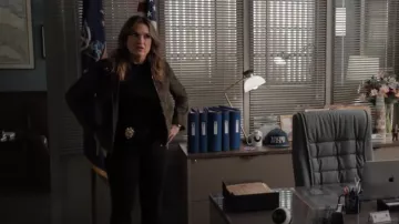 Rag & Bone Black Le T-shirt à manches longues en tricot porté par Olivia Benson (Mariska Hargitay) tel qu’on le voit dans Law & Order : Special Victims Unit (S27E02)