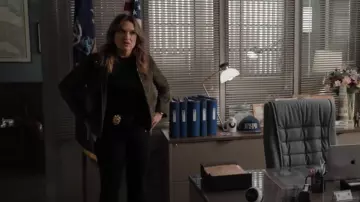Rag & Bone Black Le T-shirt à manches longues en tricot porté par Olivia Benson (Mariska Hargitay) tel qu’on le voit dans Law & Order : Special Victims Unit (S27E02)