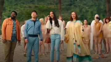 Pantalon de survêtement Lacoste Paris Monogram porté par Nicholas (Joel Kim Booster) comme on le voit dans Loot (S03E01)