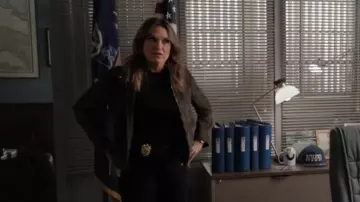 Veste en daim Max Mara portée par Olivia Benson (Mariska Hargitay) vue dans Law & Order : Special Victims Unit (S27E02)