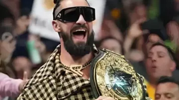 Monday Night RAWSeth Rollins CheckGabardina usada por Seth Rollins en WWE Raw