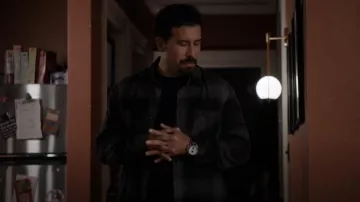 Camiseta de Gap usada por Joe Velasco (Octavio Pisano) como se ve en Law & Order: Special Victims Unit (S27E03)