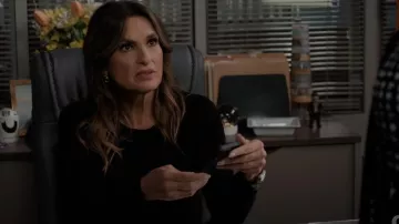 Rag & Bone Black Le T-shirt à manches longues en tricot porté par Olivia Benson (Mariska Hargitay) tel qu’on le voit dans Law & Order : Special Victims Unit (S27E03)