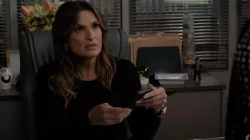 Rag & Bone Black Le T-shirt à manches longues en tricot porté par Olivia Benson (Mariska Hargitay) tel qu’on le voit dans Law & Order : Special Victims Unit (S27E03)