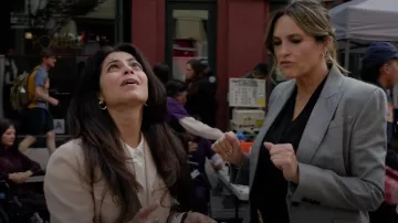 Alexander McQueen Prince Of Wales Blazer en laine à un bouton porté par Olivia Benson (Mariska Hargitay) comme on le voit dans Law & Order : Special Victims Unit (S27E03)