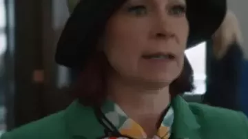 Elsbeth S03 Carrie Preston Blusa de mariposa usada por Elsbeth Tascioni (Carrie Preston) como se ve en Elsbeth (S03E01)