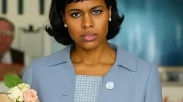 IT Bienvenido a Derry 2025 Abrigo Taylour Paige usado por Charlotte Hanlon (Taylour Paige) como se ve en IT: Welcome to Derry (S01)