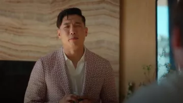 Twisted Tailor Floral Jacquard Slim Suit Jacket porté par Nicholas (Joel Kim Booster) comme on le voit dans Loot (S03E02)