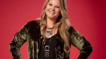 Gabardina Lauren Anderson Mid-Long de The Voice S28 como se ve en The Voice (S28)
