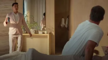 Twisted Tailor Floral Jacquard Slim Pant porté par Nicholas (Joel Kim Booster) comme on le voit dans Loot (S03E02)