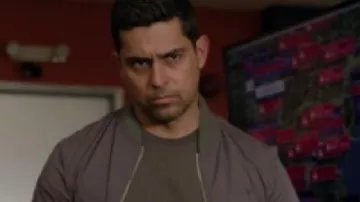 NCIS S23 Nick Torres Chaqueta Bomber de Nick Torres (Wilmer Valderrama) en NCIS