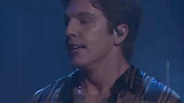 SNL 2025 Role Model Chemise à carreaux en soie comme on le voit dans Saturday Night Live (S50E02)