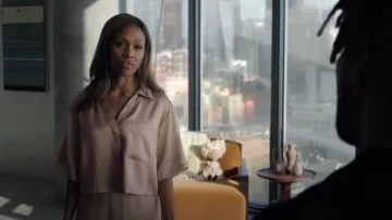 Lunya Pantalones de seda lavables de cintura alta Conjunto de pijama de 2 piezas usado por Christina 'Chris' Hunter (Nicole Beharie) como se ve en The Morning Show (S04E05)