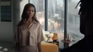 Lunya Pantalones de seda lavables de cintura alta Conjunto de pijama de 2 piezas usado por Christina 'Chris' Hunter (Nicole Beharie) como se ve en The Morning Show (S04E05)