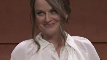 SNL 2025 Amy Poehler Blusa con volantes como se ve en Saturday Night Live (S50)