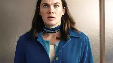 Ruth Wilson Down Cemetery Road 2025 Chaqueta azul usada por Sarah Tucker (Ruth Wilson) como se ve en Down Cemetery Road (S01E01)