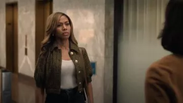Chaqueta L'Agence Cove usada por Christina 'Chris' Hunter (Nicole Beharie) como se ve en The Morning Show (S04E05)