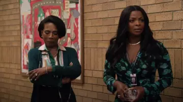 Camisa de seda Weekend Max Mara Formia usada por Barbara Howard (Sheryl Lee Ralph) como se ve en Abbott Elementary (S05E02)