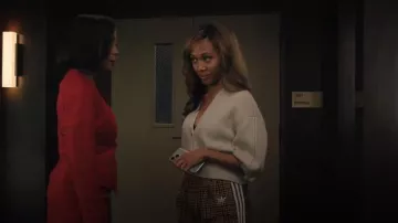 Cárdigan Loro Piana Cervatto usado por Christina 'Chris' Hunter (Nicole Beharie) como se ve en The Morning Show (T04E05)