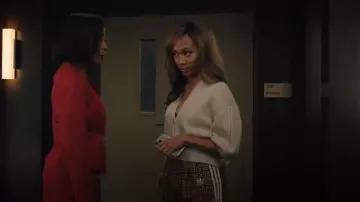 Cárdigan Loro Piana Cervatto usado por Christina 'Chris' Hunter (Nicole Beharie) como se ve en The Morning Show (T04E05)