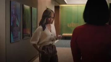 Pantalones a cuadros Gucci x Adidas usados por Christina 'Chris' Hunter (Nicole Beharie) como se ve en The Morning Show (S04E05)