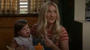 T-shirt Reformation Muse Red Stripe porté par Mandy Cooper (Emily Osment) comme on le voit dans le premier mariage de Georgie et Mandy (S02E01)