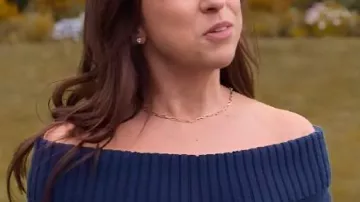 Haul Out the Halloween 2025 Suéter con hombros descubiertos de Lacey Chabert usado por Emily Melrose (Lacey Chabert) en Haul Out the Halloween