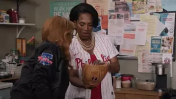 Camiseta de local réplica de Nike de los Filis de Filadelfia usada por Barbara Howard (Sheryl Lee Ralph) como se ve en Abbott Elementary (S05E03)