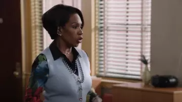 Gilet en tricot uni Zara porté par Barbara Howard (Sheryl Lee Ralph) tel qu’on le voit à l’école primaire Abbott (S05E03)