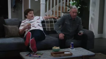 Air Jordan 1 Low Se usado por Carter (Maxwell Simkins) como se ve en Shifting Gears (S02E03)