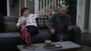 Air Jordan 1 Low Se portée par Carter (Maxwell Simkins) comme on le voit dans Shifting Gears (S02E03)