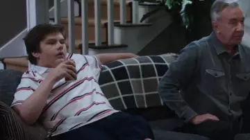 Noah Short Sleeved Rugby porté par Carter (Maxwell Simkins) comme on le voit dans Shifting Gears (S02E03)