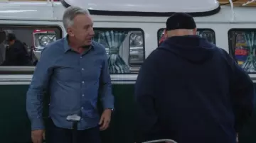 Chemise en chambray à manches roulées Lands End portée par Matt Parker (Tim Allen) comme on le voit dans Shifting Gears (S02E03)