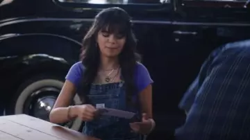 Salopette en denim vintage Levis portée par Isabella Feliciana comme on le voit dans Shifting Gears (S02E03)