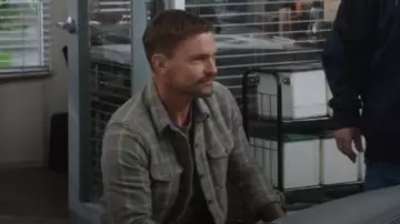 Chemise de couverture connue portée par Gabriel (Seann William Scott) comme on le voit dans Shifting Gears (S02E03)