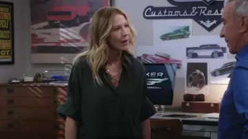 TWP Next Ex Shirt porté par Eve Drake (Jenna Elfman) comme on le voit dans Shifting Gears (S02E03)