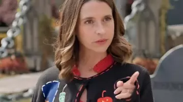 Eliza Hayes Maher Haul Out the Halloween Cardigan usado por Jess (Eliza Hayes Maher) como se ve en Haul Out the Halloween