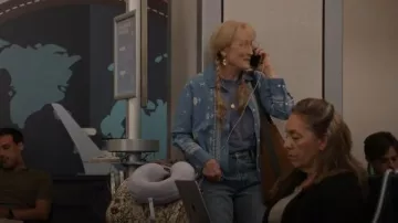 Signare USA Morning Garden Floral Travel Bag worn by Loretta Durkin (Meryl Streep) as seen in Only Murders in the Building (S05E08)