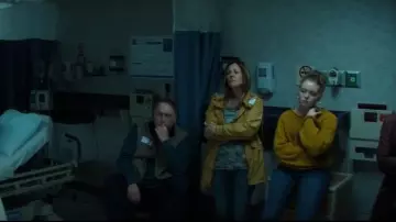 Jack by BB Dakota Pull jaune moutarde porté par Gloria Satterfield (Kathleen Wilhoite) comme on le voit dans Murdaugh : Mort dans la famille (S01E01)